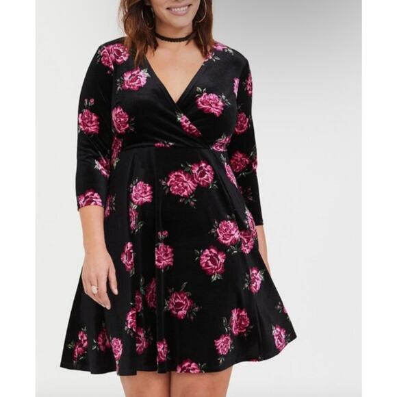 Torrid Mini Velvet Skater Dress Black Floral Size 1X - Picture 1 of 12